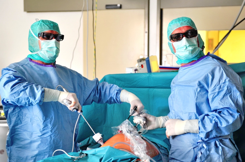 1 (© K. Erdem) v.l.: Alexander Eisenkrein (Chefarzt der Chirurgie)  und Nicolae Onitiu (Assistenzarzt der Chirurgie) bei einer 3D-Laparoskopie im St. Augustinus Krankenhaus Düren im OP