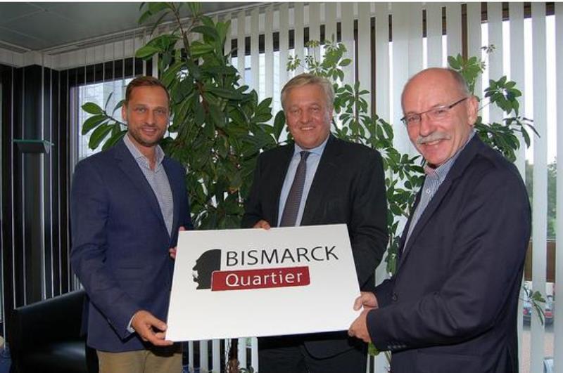 F&S-Geschäftsführer Georg Schmiedel (v.l.), Landrat Wolfgang Spelthahn und GIS-Geschäftsführer Peter Kaptain präsentieren das Logo des Bismarck-Quartiers. 
