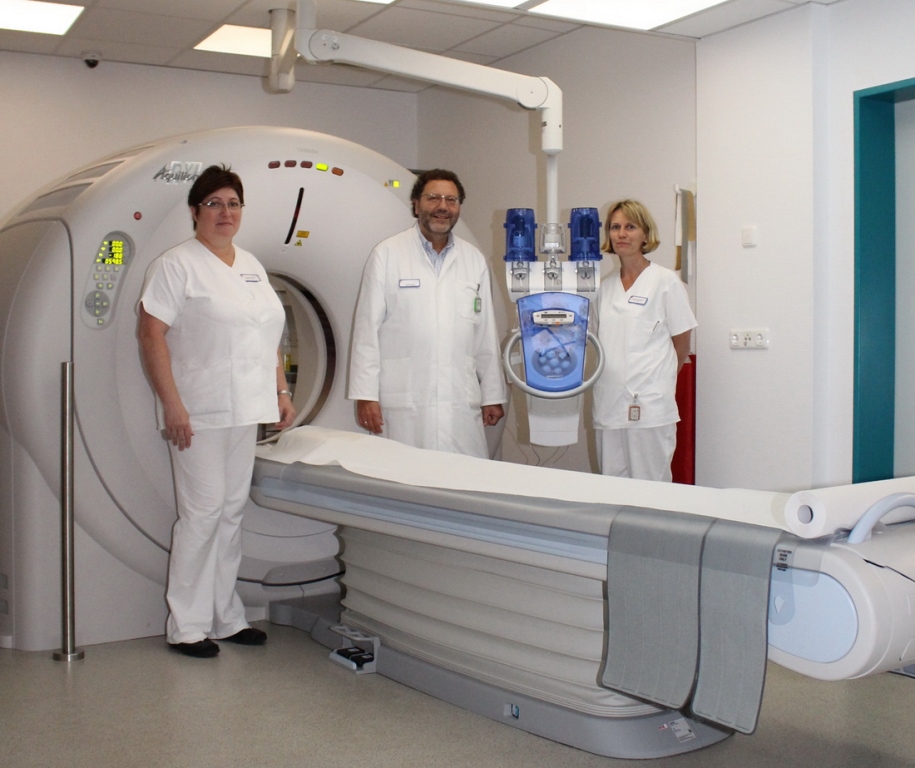 Foto (© Hansdieter Leyendecker) v.l.: Brigitte Carls, Oberarzt Andreas Kothe und Astrid Ostländer vor dem neuen Computertomografen im Linnicher Krankenhaus