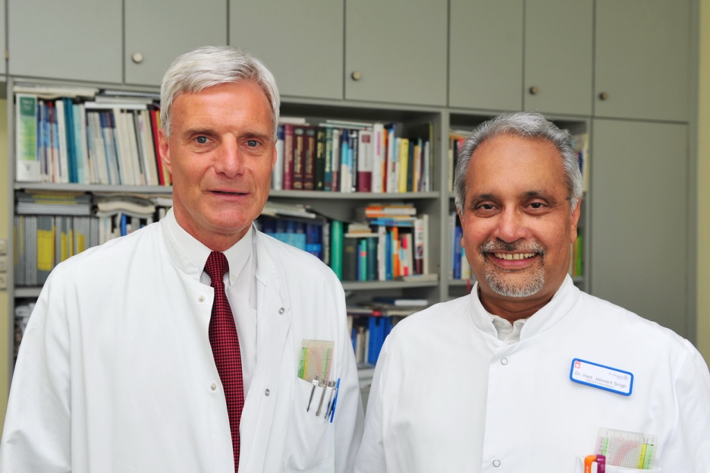 Foto (© K. Erdem) v.l.: Dr. med. Michael Behnke (Ärztlicher Direktor und Chefarzt der Inneren Medizin) und Oberarzt Dr. med. Jaswant Singh