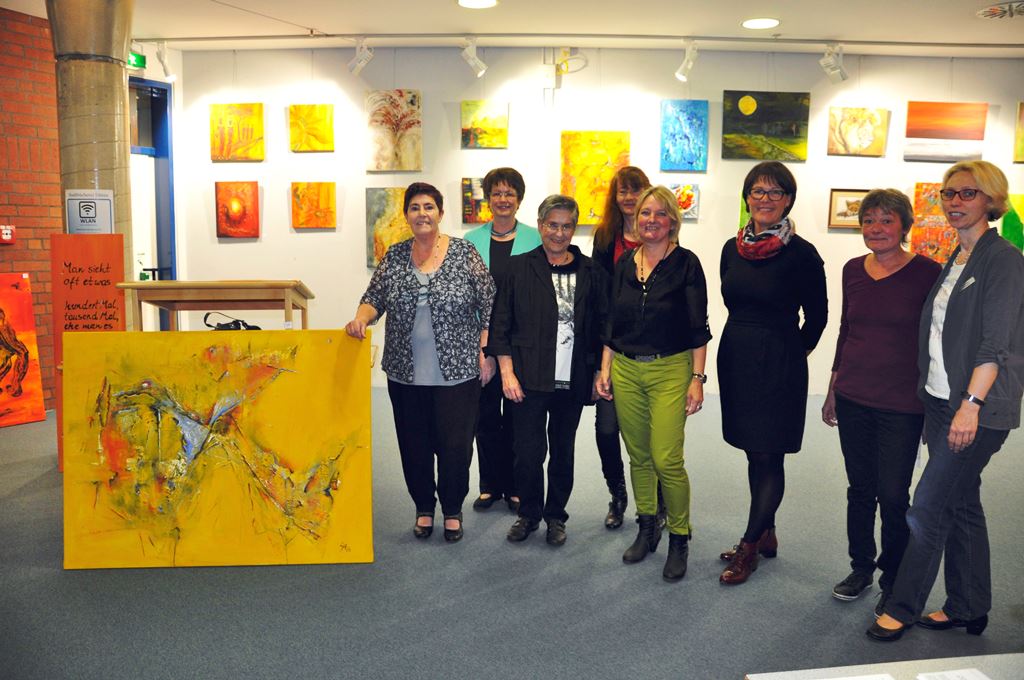 Foto: Die sechs Ausstellerinnen mit Verena Schloemer (2.v.r.), Kulturausschuss-vorsitzende der Stadt Düren, sowie Büchereileiterin Alexandra Oidtmann(rechts).