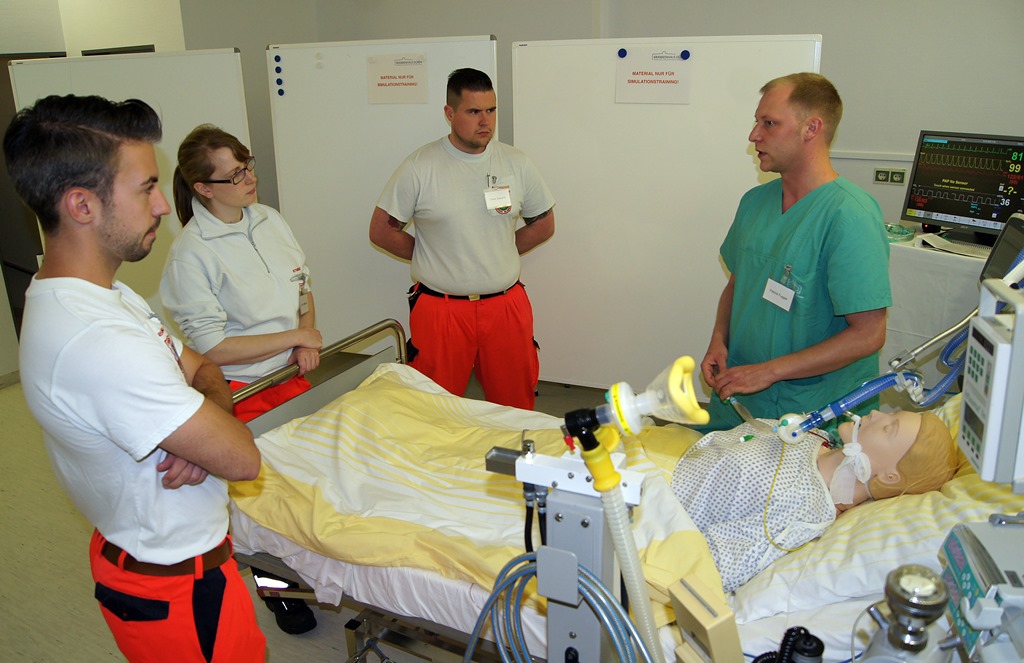 Rettungssanitäter der Feuerwehr Bergisch Gladbach reisten jetzt zum zweiten Mal an die Rur, um sich im Simulationszentrum des Krankenhauses Düren auf schwierige Notfallsituationen beim Patiententransport vorzubereiten. Foto: Krankenhaus Düren 