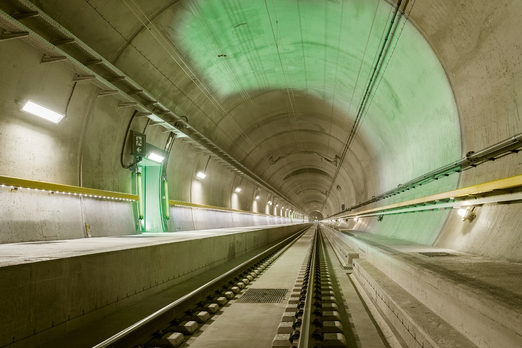 Die Gleise des Gotthard-Basistunnels weisen den Weg in Zukunft der Alpentransversale. "obs/Swiss Travel System AG"