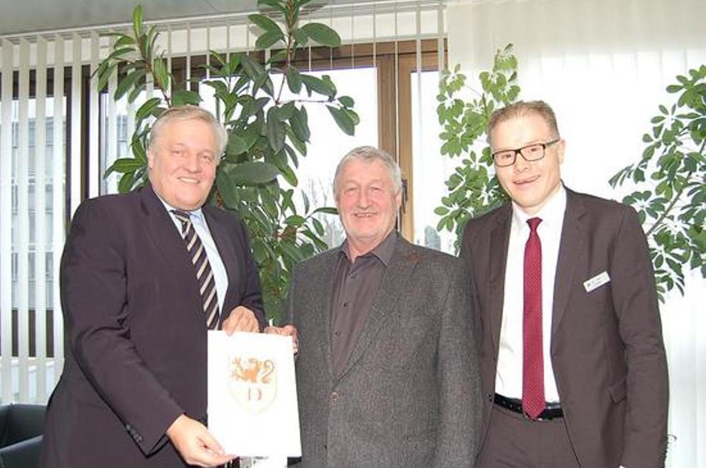 Landrat Wolfgang Spelthahn überreichte Dr. Harro Höger die Urkunde, mit der der Richter a.D. für weitere zwei Jahre zum Ombudsmann der job-com bestellt wird. 