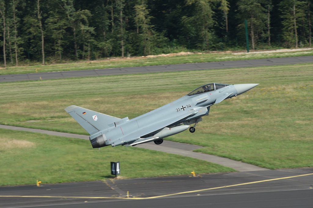 Ein Eurofighter des Jagdbombergeschwaders 31 startet zu Ausbildungszwecken vom Fliegerhorst Nörvenich