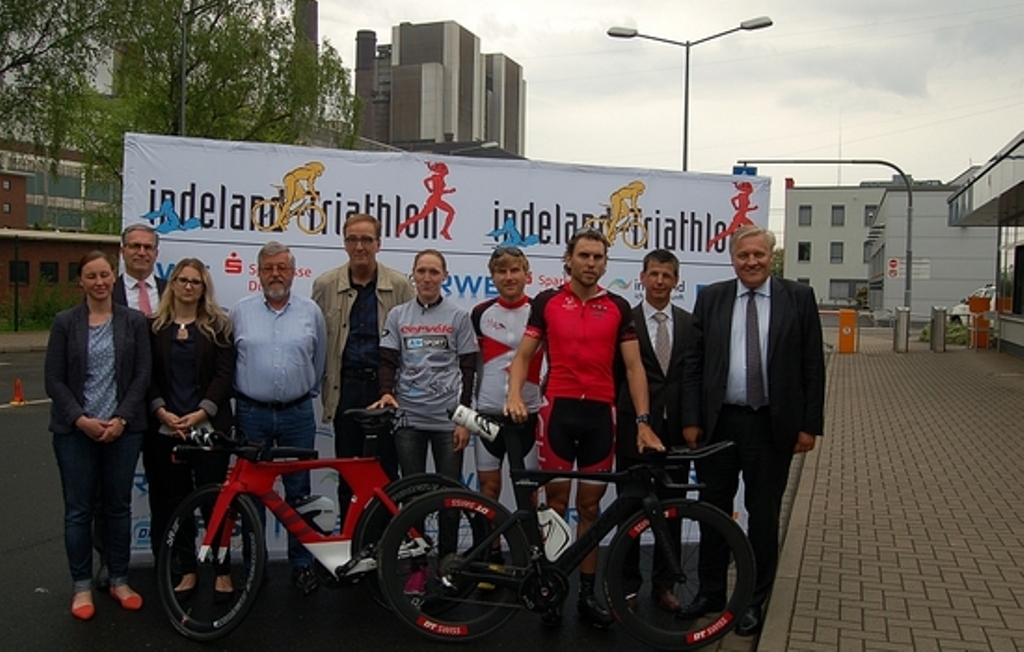 Vor der Presse blickten Landrat Wolfgang Spelthahn (v.r.), Dr. Lars Kulik (RWE Power) sowie die Spitzenathleten Johann Ackermann, Fabian Rahn und Astrid Stienen sowie Sponsorenvertreter auf den 9. indeland-Triathlon, der am 19. Juni stattfindet. 