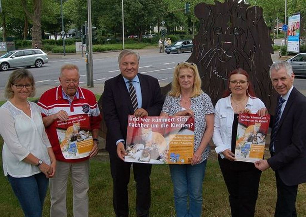 Landrat Wolfgang Spelthahn und die Vertreter des Tierschutzes im Kreis Düren legen die Kampagne zur Katzenkastration neu auf. 2015 waren kreisweit 250 Tiere behandelt wor-den. 