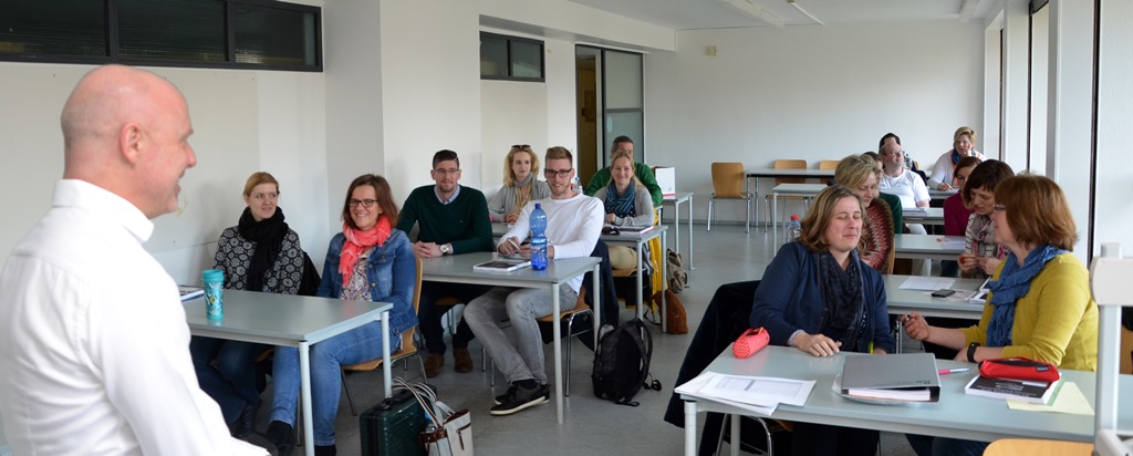 Zum Unterricht nach Düren: Studierende der Westfälischen Hochschule Gelsenkirchen werden von Dr. Horst Kinkel im Fach „Ultraschall“ unterrichtet.