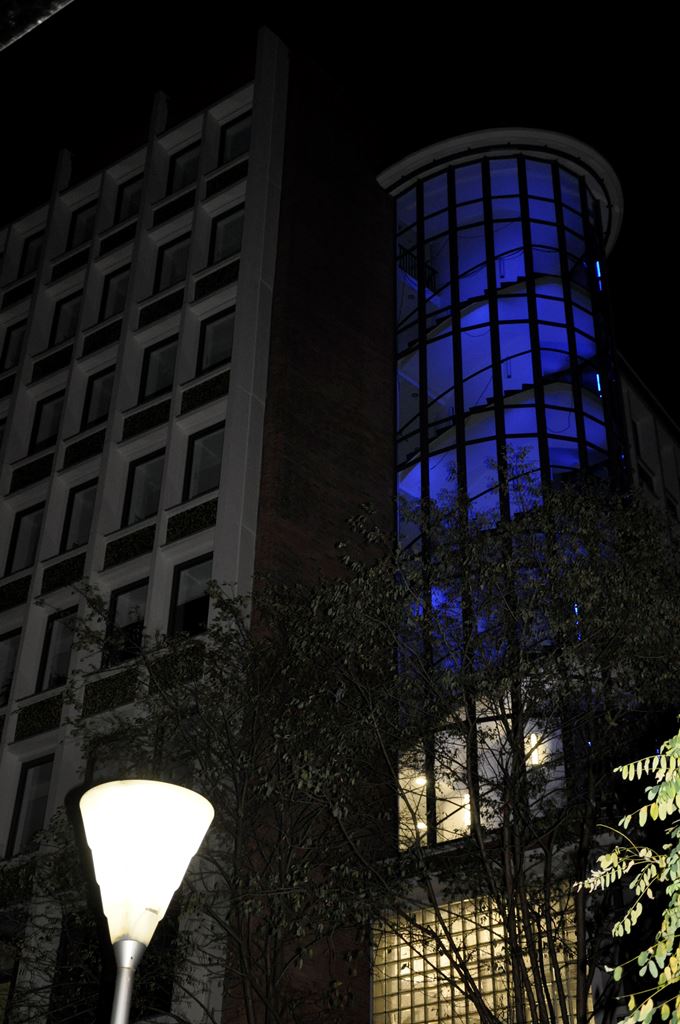 Der blau beleuchtete Rathaustreppenturm ist nicht nur während „Düren leuchtet“ ein Hingucker, sondern gehört zum Lichtkonzept im Rahmen des Masterplans.