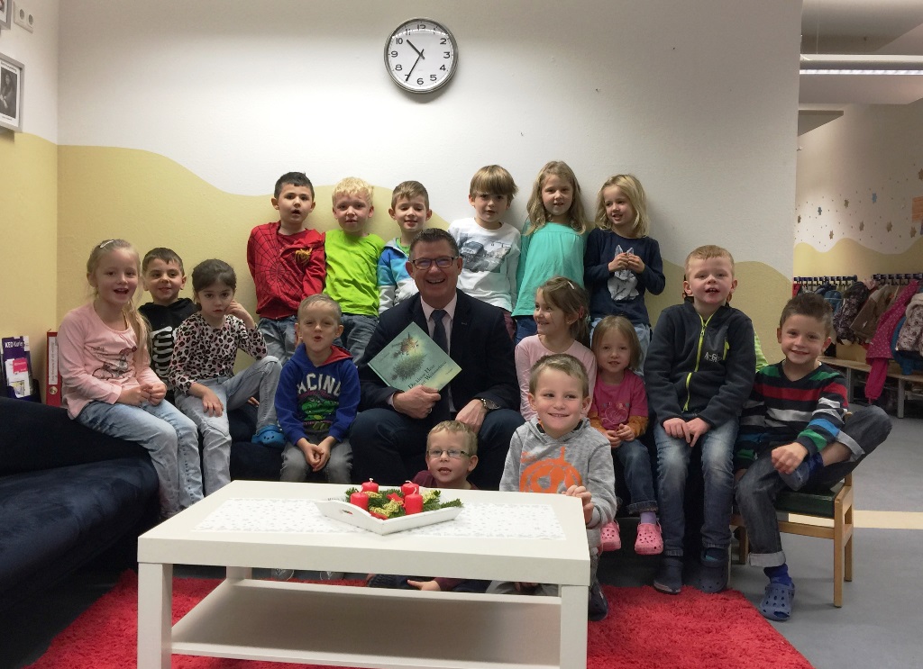Die begeisterten Kinder und Bürgermeister Ralf Claßen haben offensichtlich Spaß beim bundesweiten Vorlesetag in sieben Kitas und Schulen in der Gemeinde Aldenhoven.