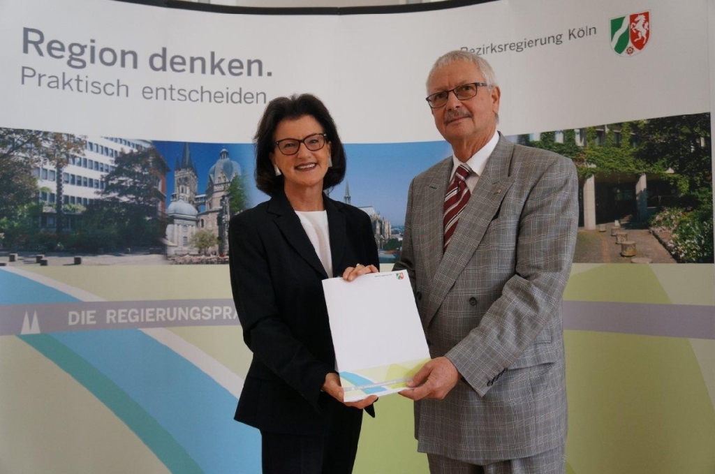 Aus den Händen von Regierungspräsidentin Gisela Walsken (li.) empfing der Technische Beigeordnete Paul Zündorf den Zuwendungsbescheid für die Stadt Dü-ren.