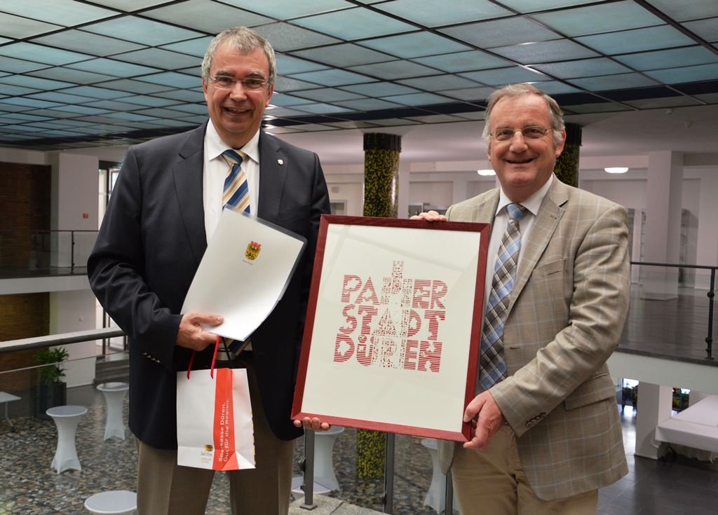 Im Dürener Rathaus erhielt Rolf Seel (li.) seine Entlassungsurkunde aus den Händen von Bürgermeister Paul Larue.