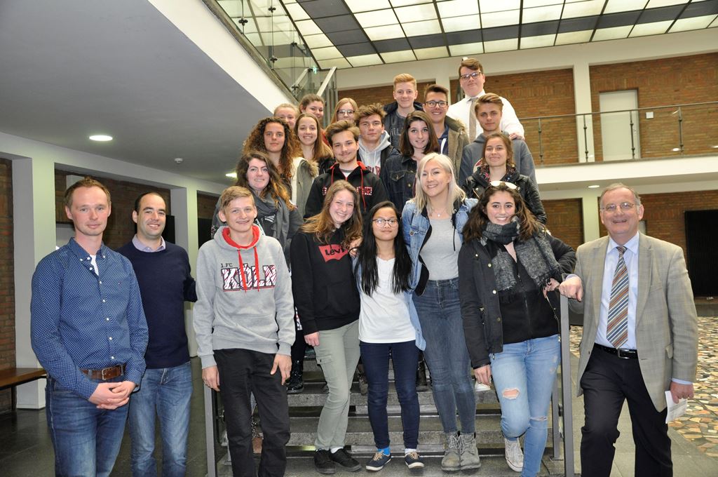Foto: Gegen Ende des Austausches besuchten die Schülerinnen und Schüler Bür-germeister Paul Larue im Dürener Rathaus