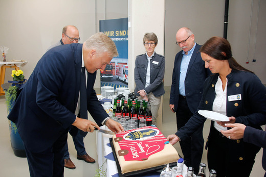 Landrat Wolfgang Spelthahn schnitt zur Eröffnung der Mehrzweckhalle als Verwaltungsratsvorsitzender der RDKD eine Torte an. Fotos: Kreis Düren