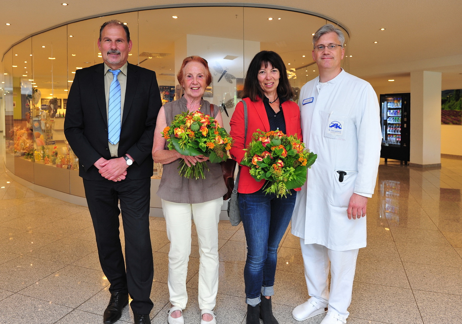 Foto (© K. Erdem) v.l.: Geschäftsführer Renardo Schiffer, Rita Teso, Irmgard Niederberger und der leitende Oberarzt Dr. med. Norbert Dühr