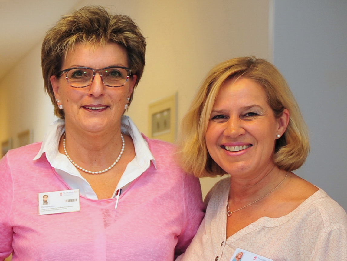 Foto (© K. Erdem) v.l.: Breast Care Nurses Doris Lenzen und Silvia Abschlag im St. Marien-Hospital in Düren