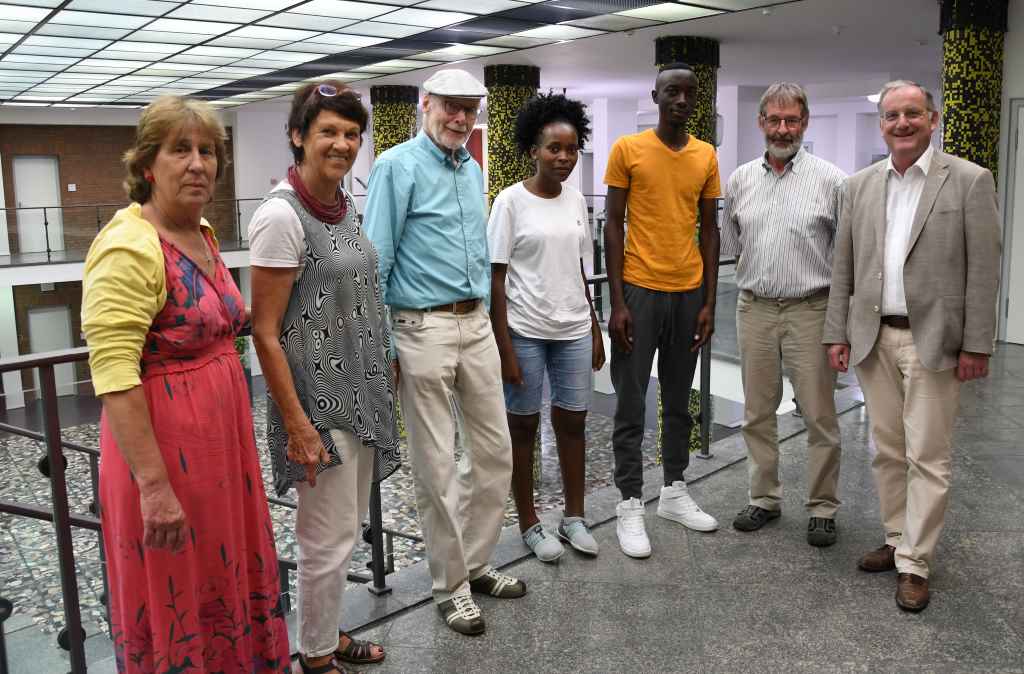 Bürgermeister Paul Larue begrüßte die sambischen Freiwilligen Priscilla und Eugine mit ihren Gasteltern im Rathaus. Foto: Stadt Düren 