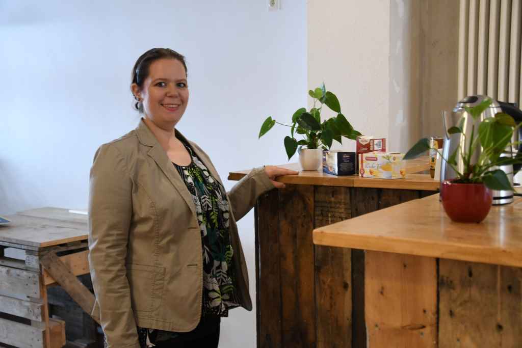 Katrin Edler im Thekenbereich im Jugendcafé. Foto: Stadt Düren.