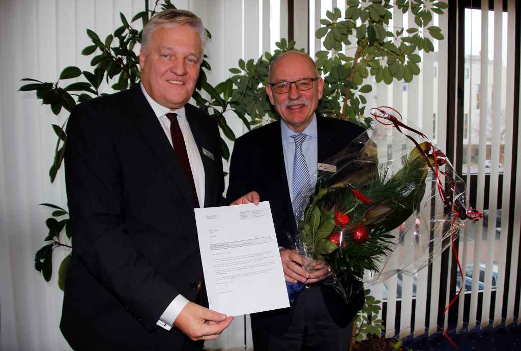 Landrat Wolfgang Spelthahn (l.) überreichte seinem neuen Allgemeinen Vertreter Peter Kaptain das Ernennungsschreiben und einen Strauß Blumen. Foto: Kreis Düren