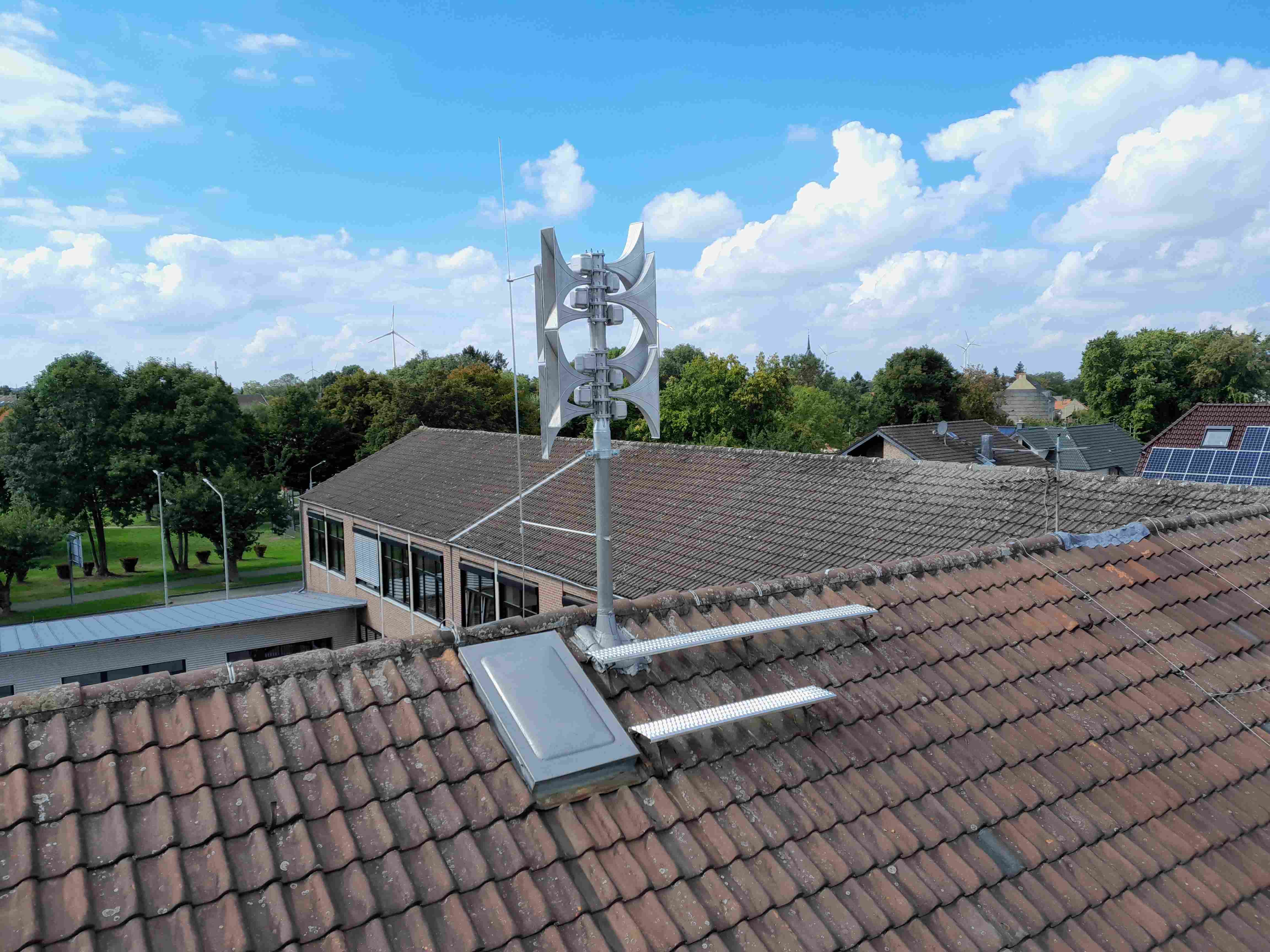 Sirenenanlage Siersdorf Mühlenstraße: Eine der ersten neuen, digitalen Sirenenwarnanlagen in der Gemeinde Aldenhoven wurde auf dem Dach der Johannesschule in Siersdorf installiert.
