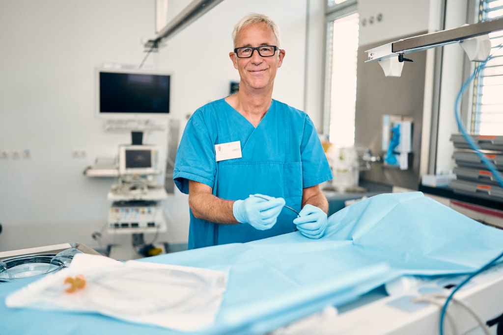 (© St. Marien-Hospital): Dr. med. Thomas Heyer, Chefarzt der Abteilung für Innere Medizin im St. Marien-Hospital Düren, mit dem Cholangioskopie-System im Behandlungsraum.
