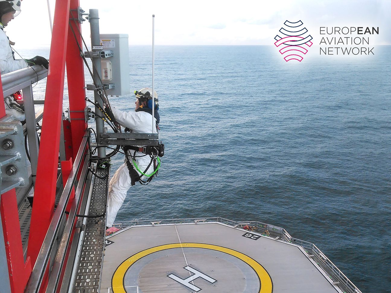 Installation einer EAN-Antenne auf eine Bohrinsel in der Nordsee durch Tampnet. © Tampnet