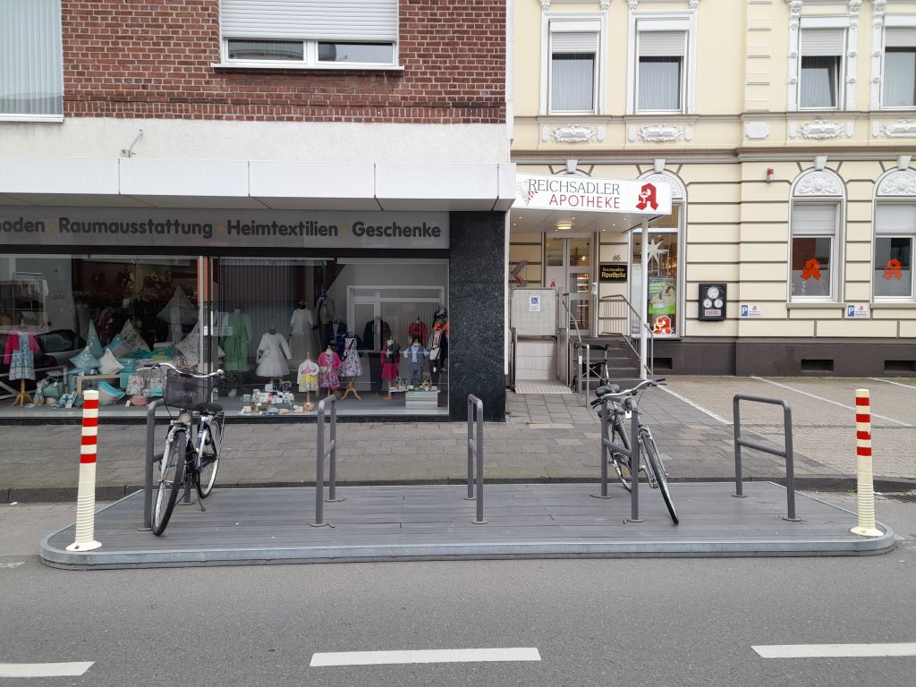 Eine der drei mobilen Fahrradplattformen der Stadt Düren steht jetzt in der Zollhausstraße. Die beiden anderen in der Neuen Aue und in der Arnoldusstraße.