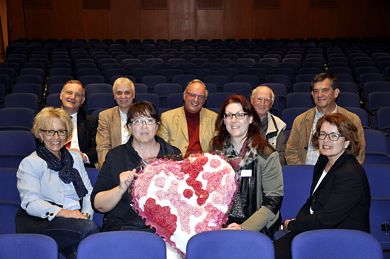 iele Kräfte sind daran beteiligt, den variationsreichen Abend Thema Liebe in Mozarts Opern am 21. Mai zu einem Ereignis zu machen. (Vorne v.li.n.re.: Monika Paillon von der Erna-Schiefenbusch-Gesellschaft, Karolin Schüßler und Susanne Majenski von der Seniorenresidenz Burg Binsfeld