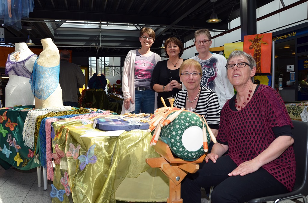 Fünf der Künstlerinnen aus der Belegschaft des Krankenhauses Düren, die mit vielen weiteren Hobbykünstlern zahlreiche Besucher ins Krankenhaus lockten. Foto: C. Lammertz/Krankenhaus Düren