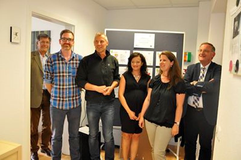 Das Team von „JUST Nord“ von links nach rechts: Professor Kurt Schroeder vom Sozialwerk Dürener Christen, Streetworker René Langenfeld, Peter Junker, Claudia Geich, Britta Roszinszky mit Bürgermeister Paul Larue.