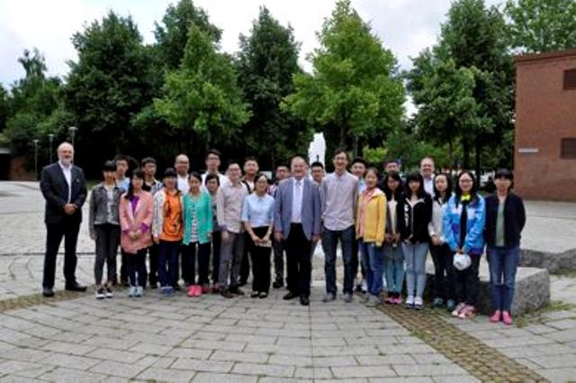 Die Schülerinnen und Schüler aus der Partnerstadt Jinhua wurden von Bürgermeister Paul Larue im Haus der Stadt begrüßt.