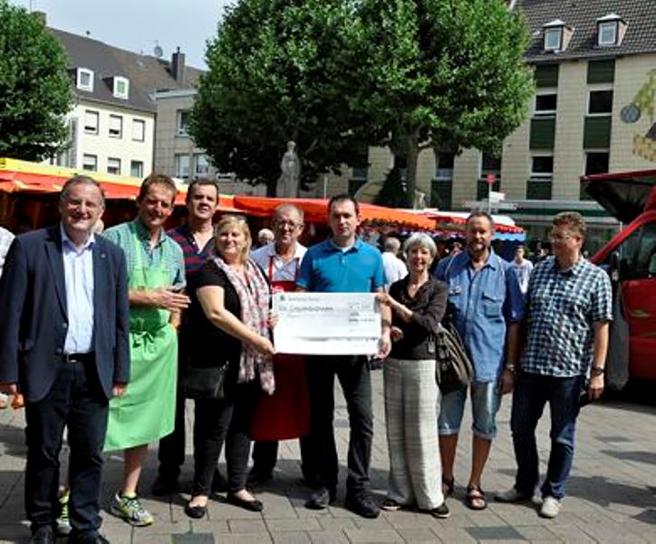 Die Mitglieder des Fördervereins der Dürener Marktbeschicker haben 1500 Euro für drei soziale Projekte gespendet.