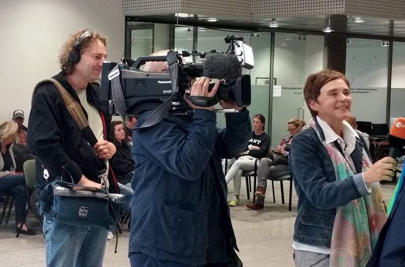 Ein Filmteam des ZDF bei Aufnahmen im Bürgerbüro.