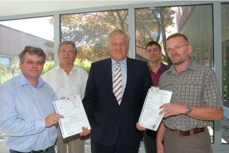 Landrat Wolfgang Spelthahn (Mitte) hat Andreas Becker (r.) und Friedrich Rey (l.) zu Landschaftswarten des Kreises Düren bestellt. Zudem im Bild: Berthold Rüttgers (2.v.l.) und Martin Castor von der Unteren Landschaftsbehörde. 