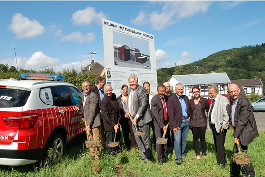 Mit vereinten Kräften: Landrat Wolfgang Spelthahn (3.v.l.) und RDKD-Vorstand Peter Kaptain (r.) nahmen - unterstützt von weiteren "Mitarbeitern" - den ersten Spatenstich zum Bau der RDKD-Rettungswache Heimbach vor. 