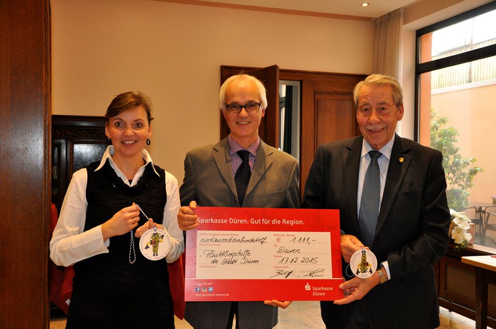 Foto: Bettina Bovelett, Schatzmeisterin der Narrenzunft, und Präsident Karl-August Ploennes überreichten Sozialamtsleiter Christian Sanfleber (Mitte) den Spendenscheck für die Flüchtlingshilfe.