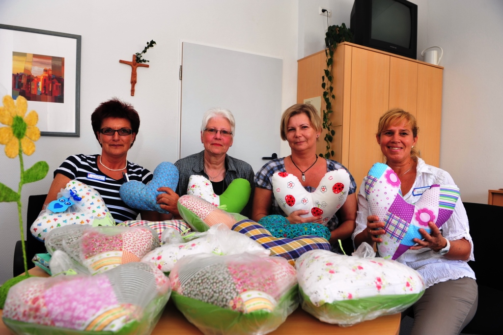 Fotos (© K. Erdem) Nr.1 v.l.: Doris Lenzen und Silvia Abschlag (Breast Care Nurses St. Marien-Hospital), Rosemarie Jansen und Gia Lausberg