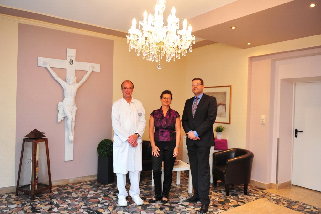 Fotos (© K. Erdem) v.l.: Dr. med. Klaus Hindrichs (Chefarzt der Chirurgie), Helena Fothen (Krankenhausseelsorgerin) und Jens Hauschild (kaufmännischer Direktor) im Verabschiedungsraum des St. Elisabeth-Krankenhauses