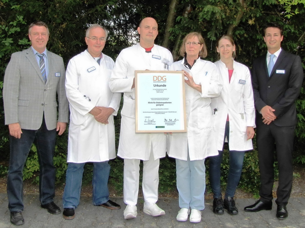 ´Foto (© Hansdieter Leyendecker) v.l.: Günter Weingarten (Pflegedirektor), Dr. Gerhard Mertes (Ärztlicher Direktor), Dr. med. Frank Engelmann (Oberarzt Innere Medizin), Marion Straka-Schmitz (Diabetesassistentin), Jessica Hörmann-Zander (Dipl. Ökotrophologin und Ernährungsberaterin) und Alexander Weisser (Kaufmännischer Direktor)