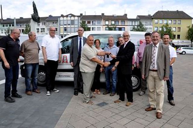 Sponsoren, Bürgermeister Paul Larue und Sozialamtsleiter Christian Sanfleber bei der Schlüsselübergabe für das Sozialmobil durch Herbert Pesch.