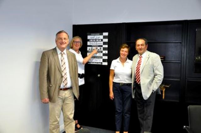 Gisela Hagenau (2.v. rechts), Angelika Krämer(2. v. links) und Yousef Momen (rechts)vom Runden Tisch für Toleranz und Menschlichkeit stellten Schirmherr Bürgermeister Paul Larue ihre Pläne vor.