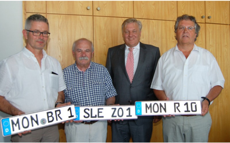 Bernd Gottschalk, Hubertus Zander (v.l.) sowie Berthold Rüttgers (r.) hatten sich für die Wiedereinführung der MON- und SLE-Kennzeichen im Kreis Düren stark gemacht. Ein Ansinnen, das Landrat Wolfgang Spelthahn gerne unterstützt hat. 