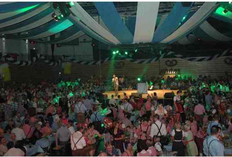 Volle Hütte bei der Oktoberfest-Premiere in der Arena Kreis Düren.