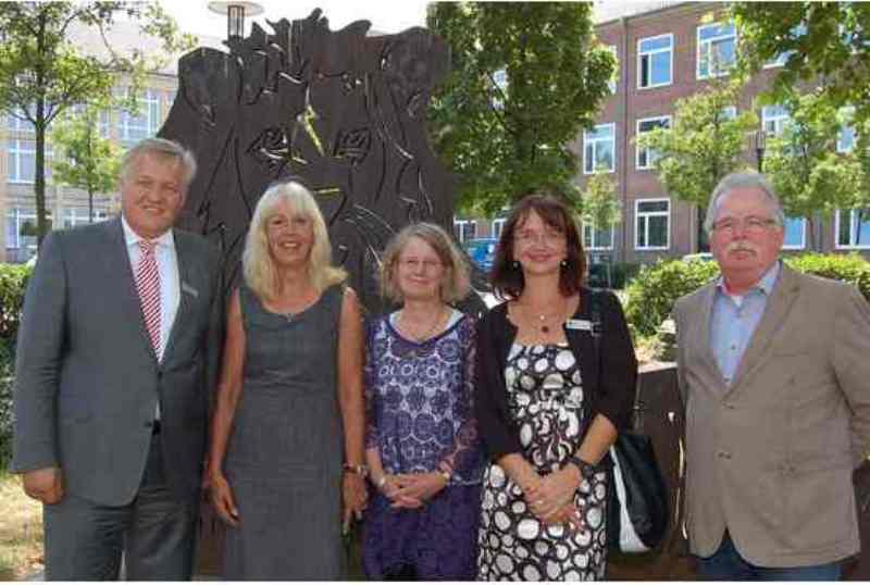 Um dem demografischen Wandel Rechnung zu tragen, hat Landrat Wolfgang Spelthahn (l.) die Kreisverwaltung teilweise neu strukturiert. Maria Kaptain (2.v.l.) leitet nun das Sozialamt, Sybille Haußmann das neue Amt für Schule, Bildung und Integration (3.v.l.). Das neue Amt für Demografie, Kinder, Jugend, Familie und Senioren wird von Elke Ricken-Melchert und Gregor Dürbaum geführt. 