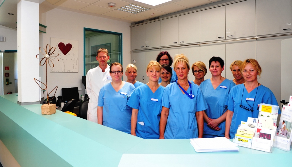 Foto (© K. Erdem): Das Team der Dialyseabteilung im Linnicher Krankenhaus freut sich auf Gäste am 14.6.2015