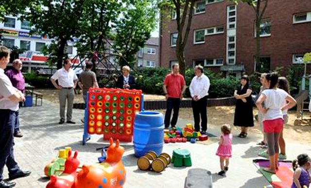 Der komplett sanierte Spielplatz an der Kölner Landstraße wurde von Bürgermeister Paul Larue den Kindern und Eltern ind Düren Ost übergeben.