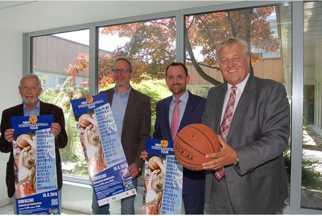 Sie wünschen der NRW-Streetbasketball-Tour, die am 18. Juni wieder in Kreuzau gastiert, eine gute Resonanz (v.r.): Landrat Wolfgang Spelthahn, Jochen Marx (AOK), Guido Steg (Kreuzau) und Alfred Bergrath (Kreissportbund). Es ist das letzte Qualifikationsturnier vor dem Finale am 20. Juni in Recklinghausen. 