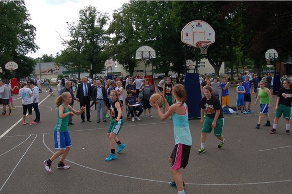 240 Streetbasketballer kämpften in Kreuzau im Rahmen der NRW-Tour in zehn Spielklassen um den Einzug ins Landesfinale. 