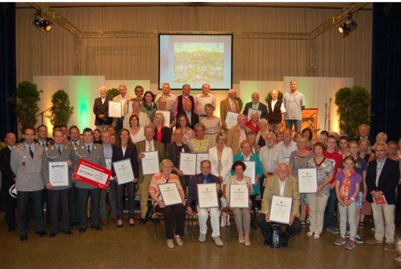 Auch die 15. Leistungsschau des Ehrenamtes des Kreises Düren mündete jetzt wieder in ein Gruppenbild aller 26 Preisträger. Zuvor hatte Landrat Wolfgang Spelthahn alle Preisträger einzeln auf der Bühne gewürdigt. 