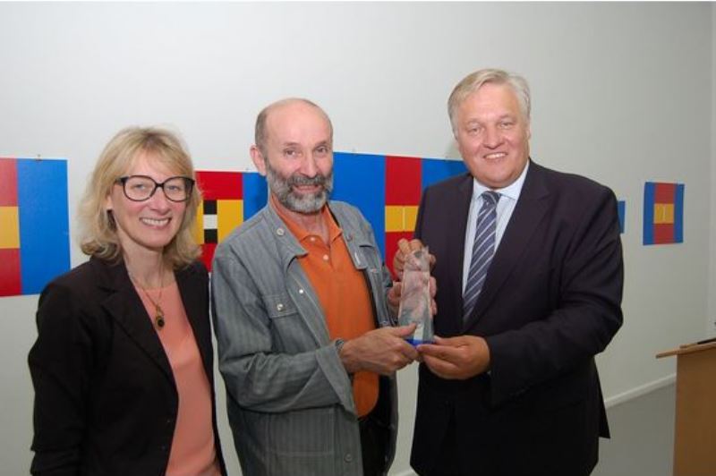 Anstelle des erkrankten Ulrich Rückriem nahm dessen Assistent Alfred Karner den Kunstpreis des Kreises Düren aus den Händen von Landrat Wolfgang Spelthahn entgegen. Vor Gästen würdigte auch Museumsleiterin Dr. Renate Goldmann das Werk des Geehrten. 